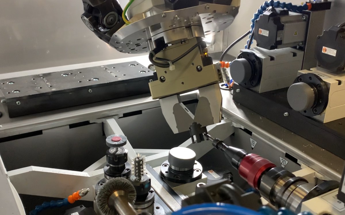 Roboter entgratet Laserteile automatisch