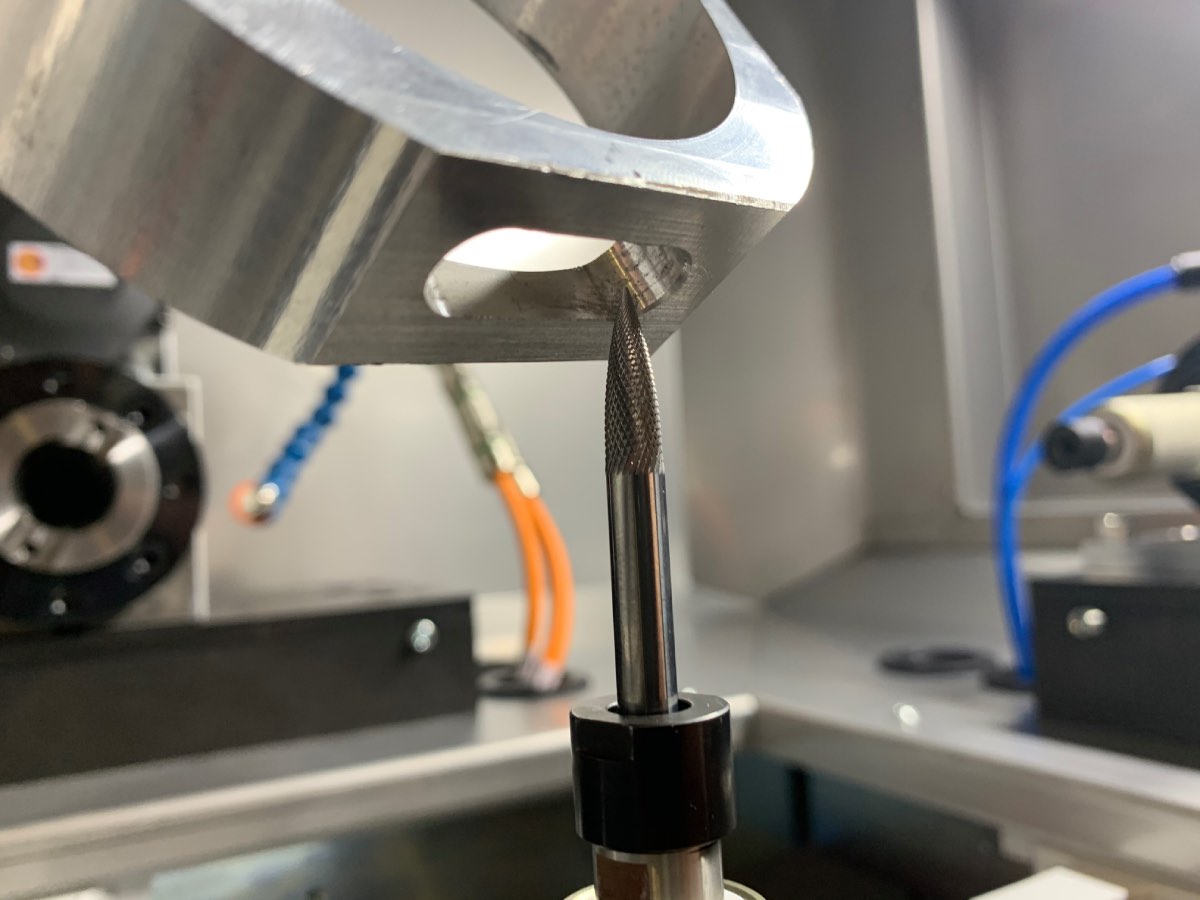 Stanzteil wird entgratet automatisch